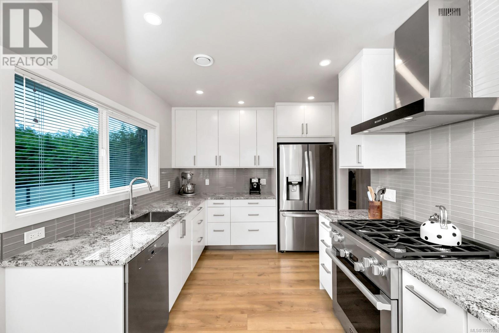 Photo 3 of 1045 Nicholson St, Saanich BC