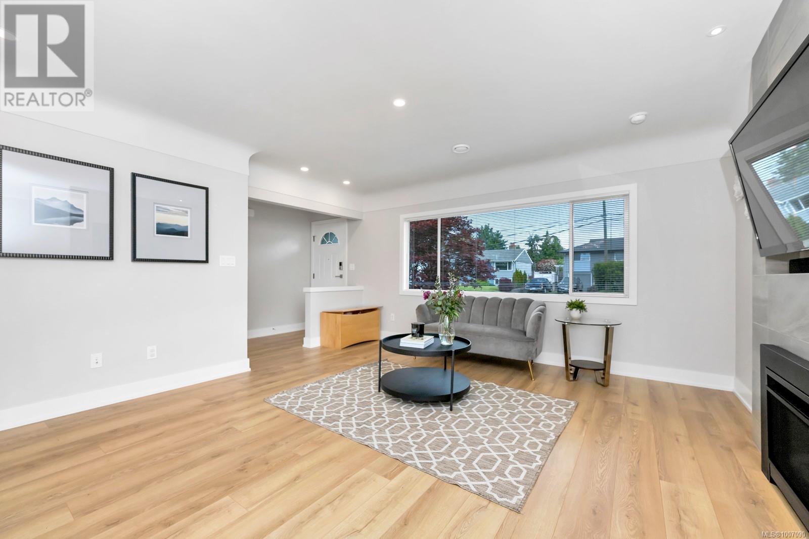 Photo 9 of 1045 Nicholson St, Saanich BC