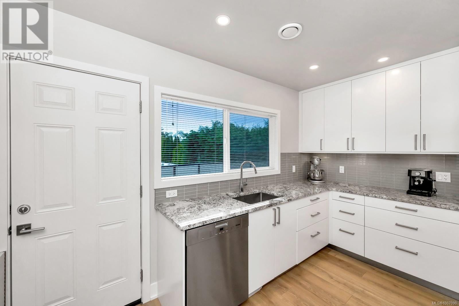 Photo 11 of 1045 Nicholson St, Saanich BC