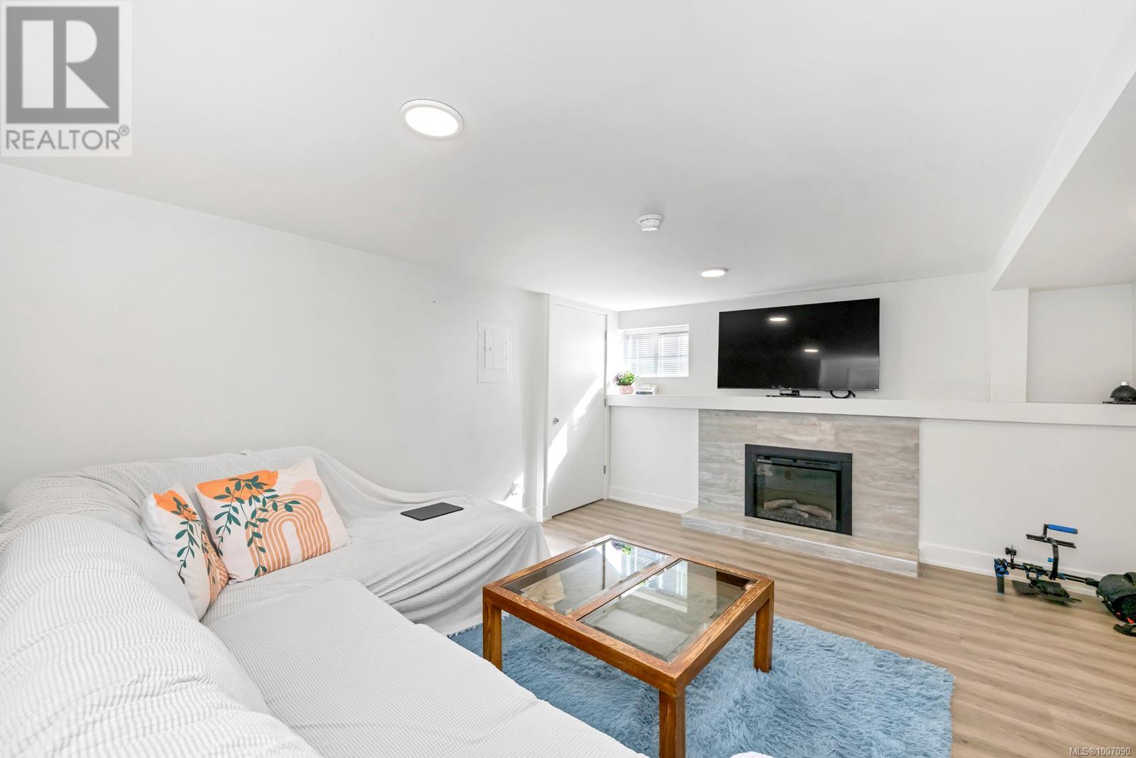 Photo 35 of 1045 Nicholson St, Saanich BC