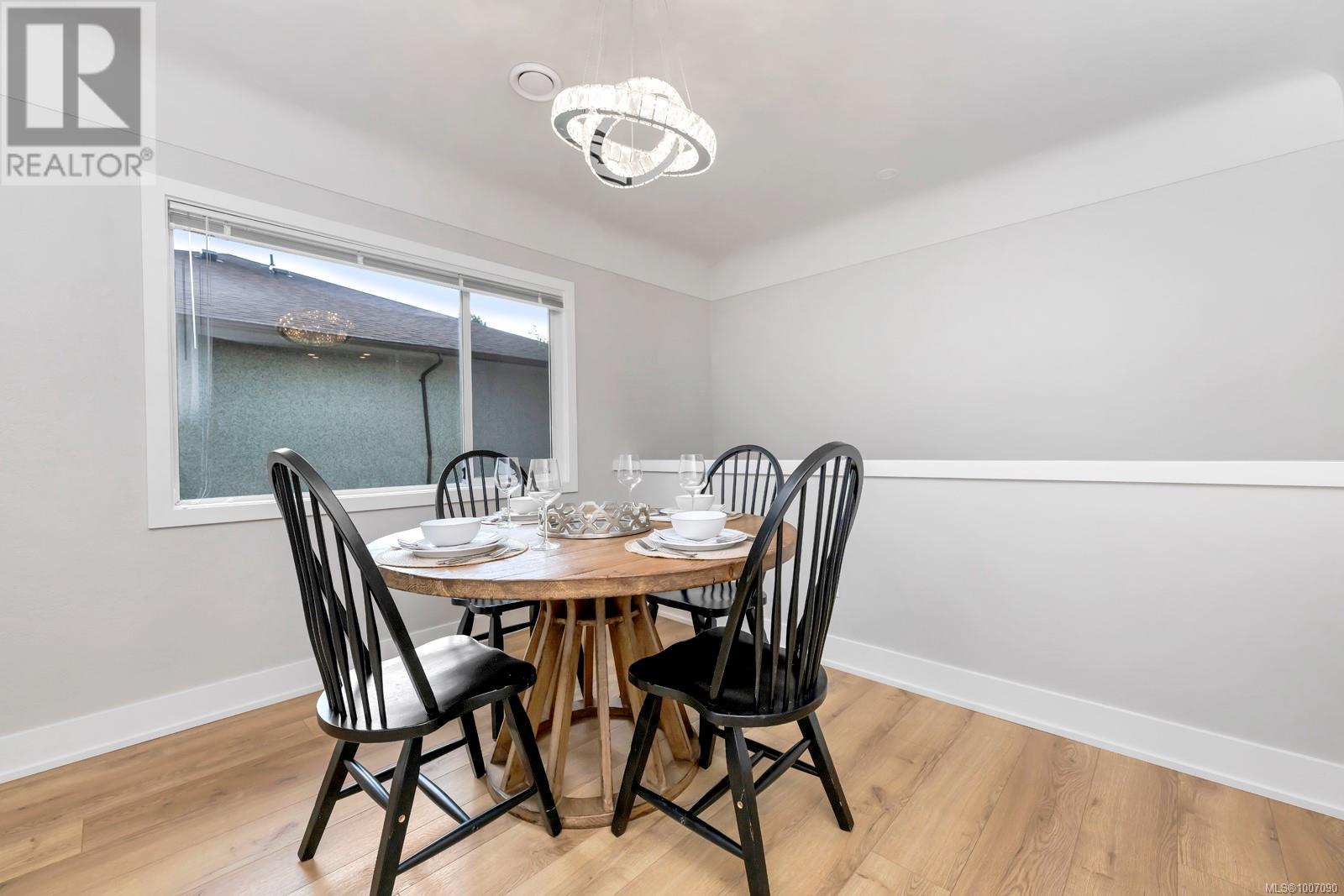 Photo 10 of 1045 Nicholson St, Saanich BC