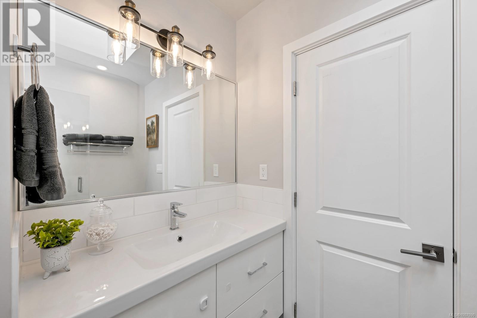 Photo 14 of 1045 Nicholson St, Saanich BC