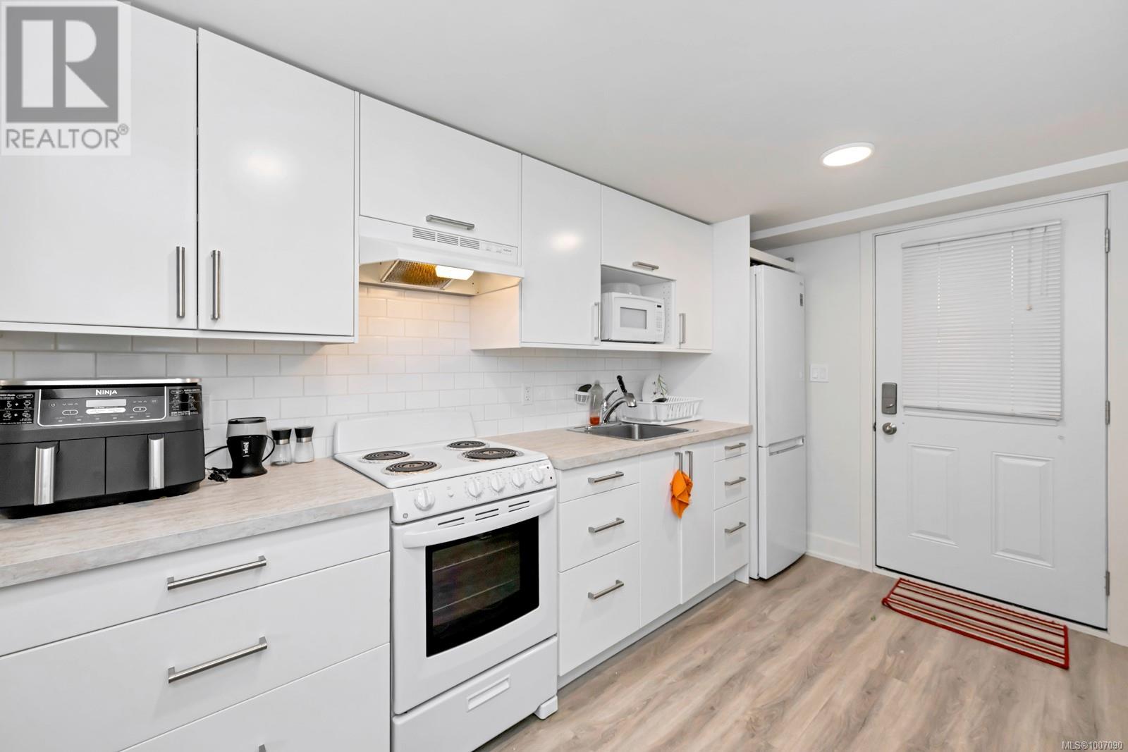 Photo 29 of 1045 Nicholson St, Saanich BC
