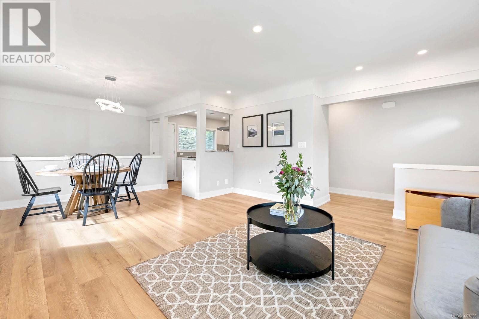 Photo 7 of 1045 Nicholson St, Saanich BC