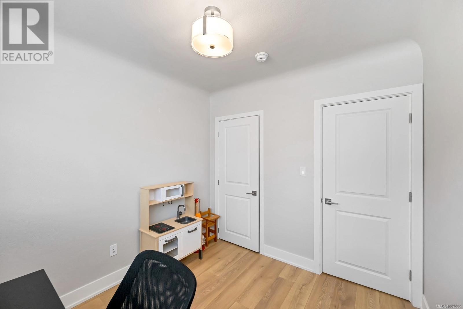 Photo 18 of 1045 Nicholson St, Saanich BC