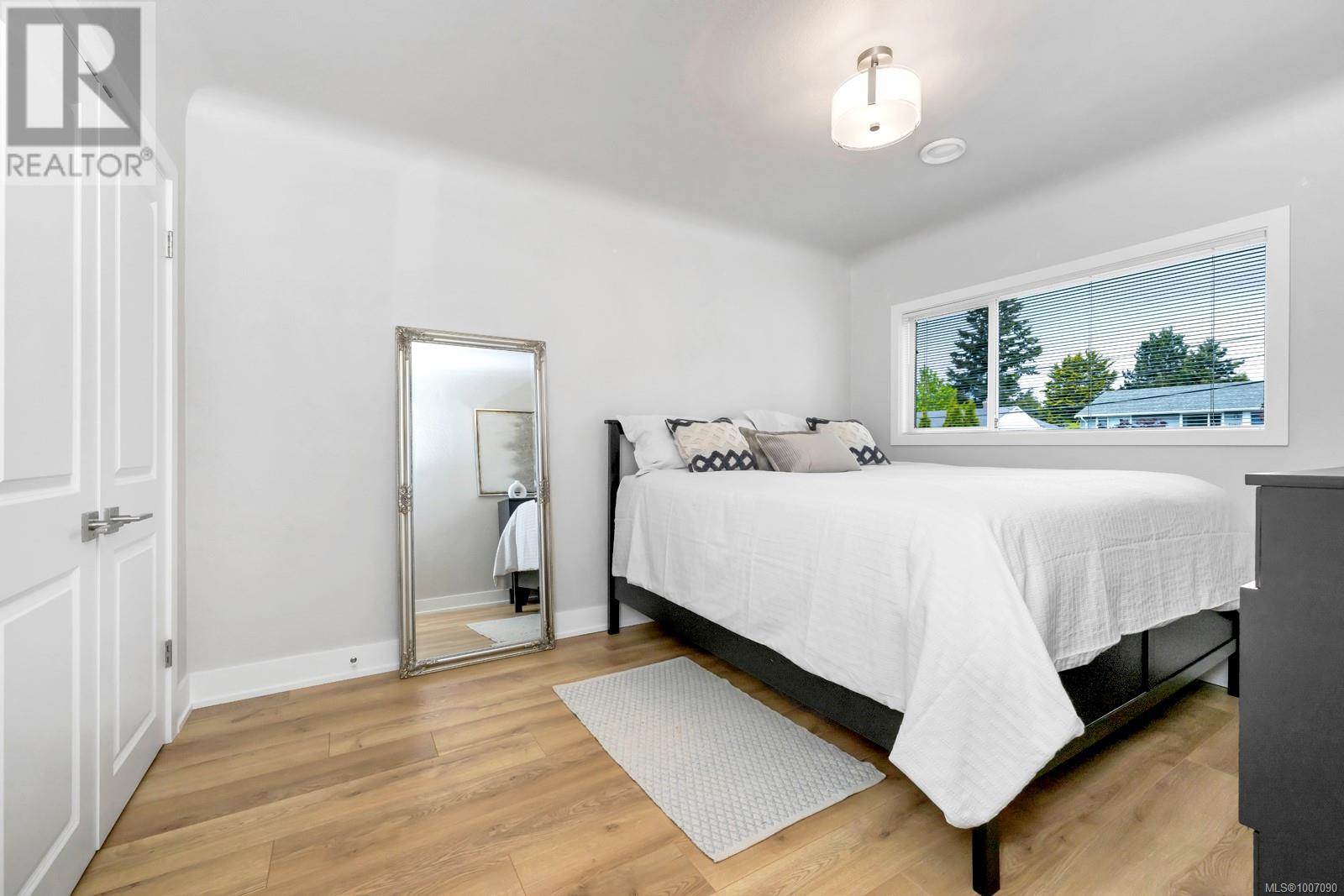 Photo 19 of 1045 Nicholson St, Saanich BC
