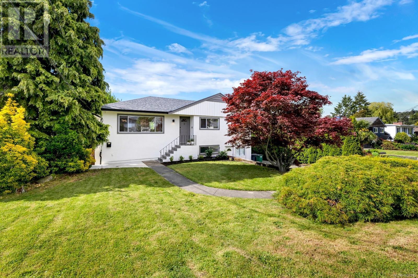 Photo 38 of 1045 Nicholson St, Saanich BC