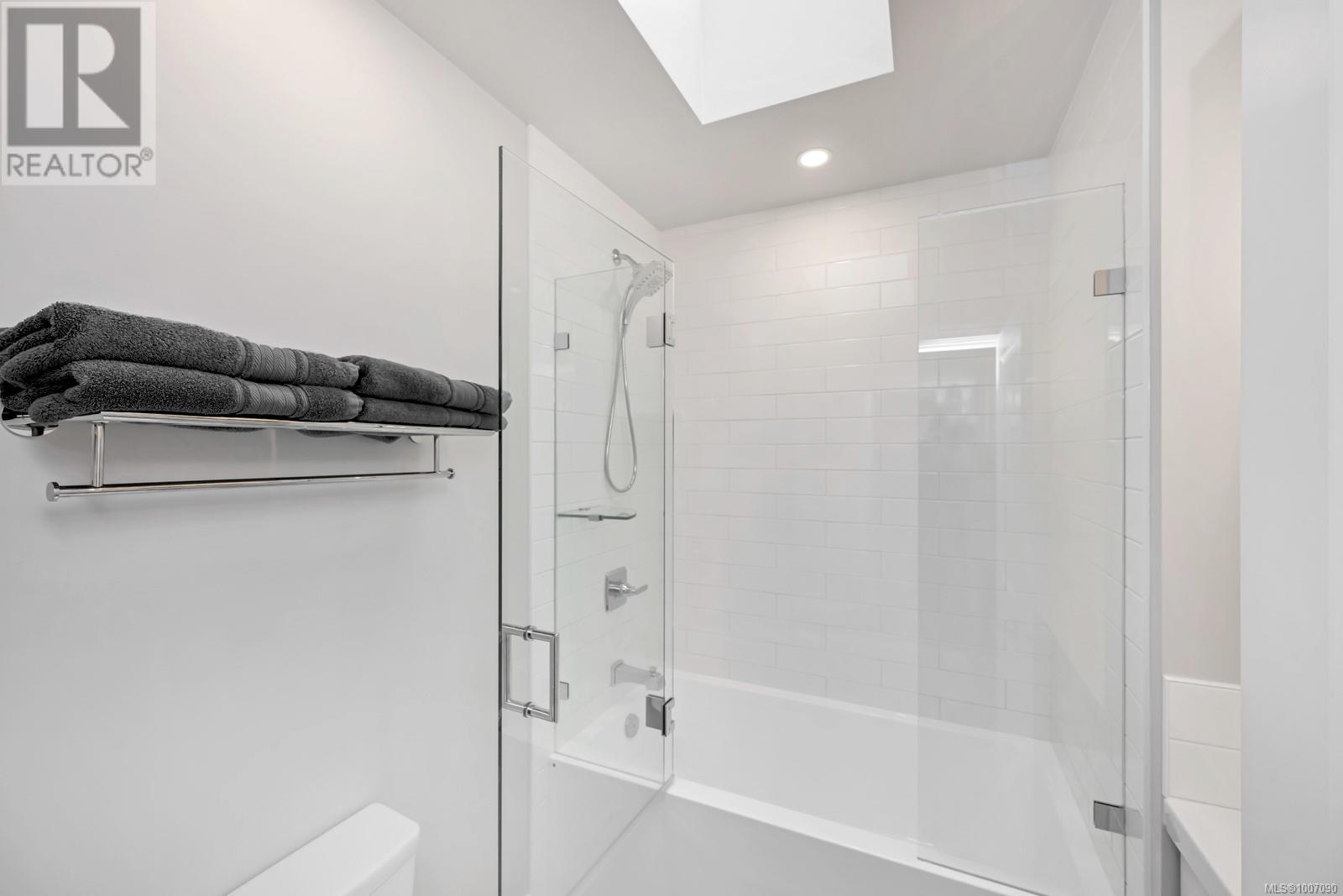 Photo 13 of 1045 Nicholson St, Saanich BC