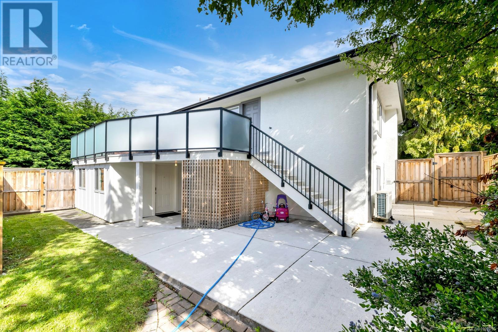 Photo 39 of 1045 Nicholson St, Saanich BC
