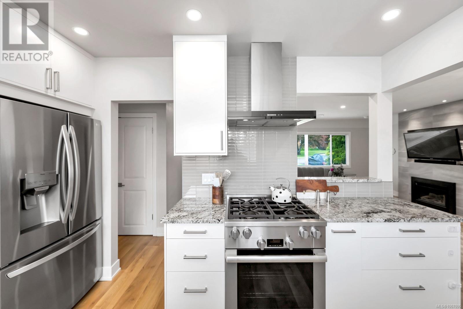 Photo 5 of 1045 Nicholson St, Saanich BC