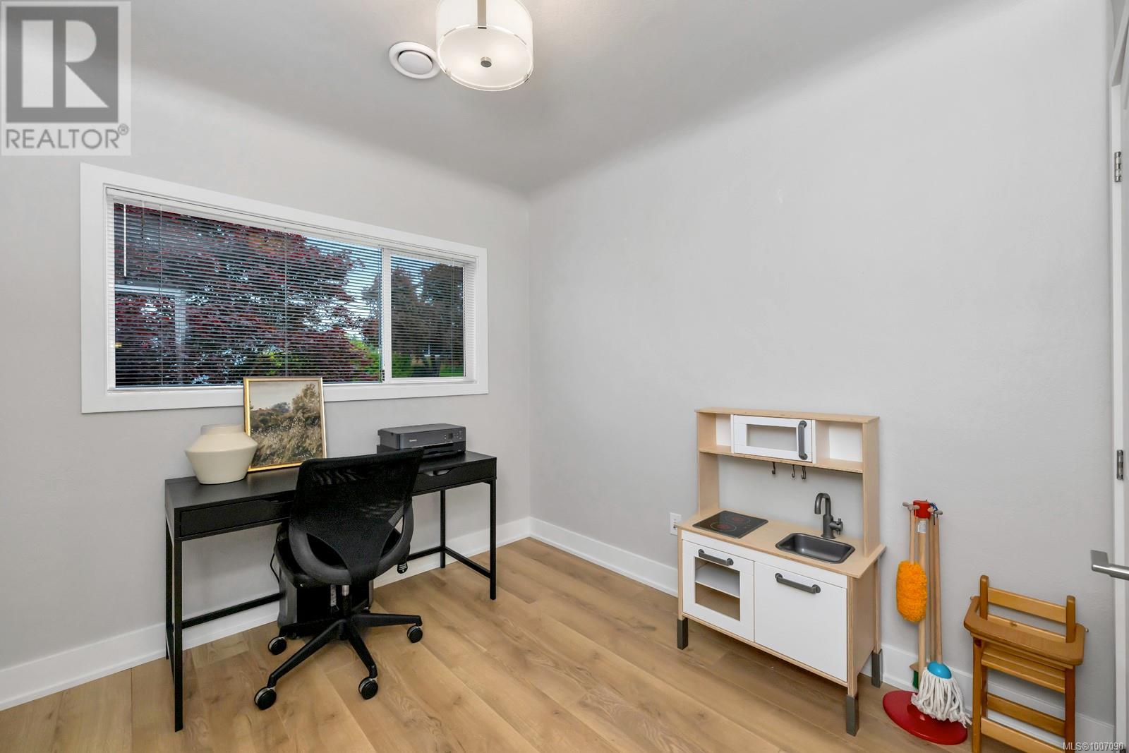 Photo 17 of 1045 Nicholson St, Saanich BC