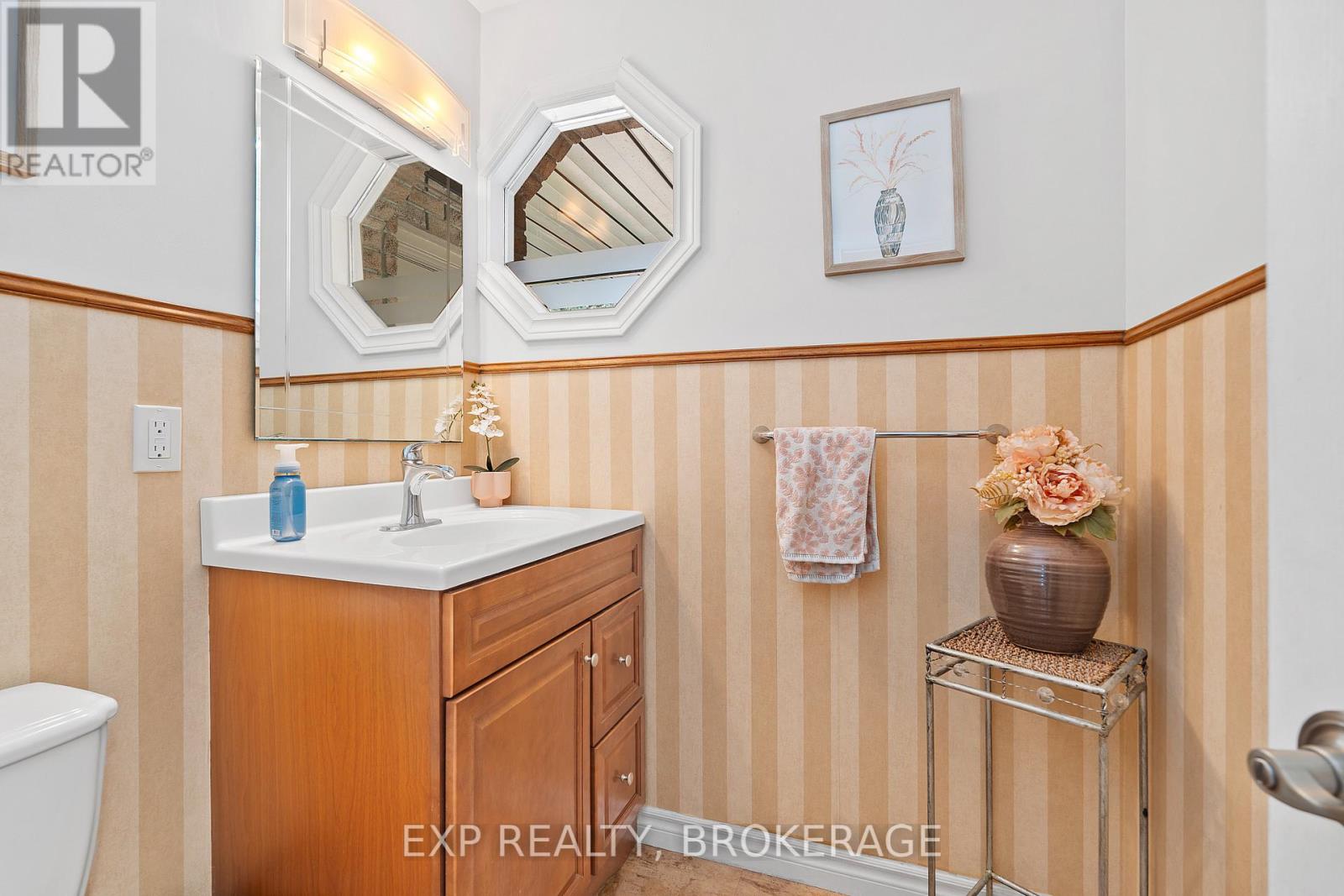 Photo 18 of 564 Braeside Crescent, Kingston ON