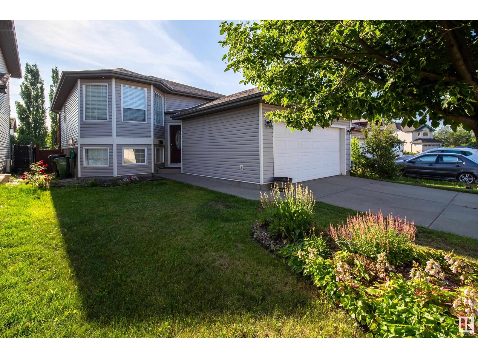 Photo 2 of 13023 35 St Nw Nw, Edmonton AB