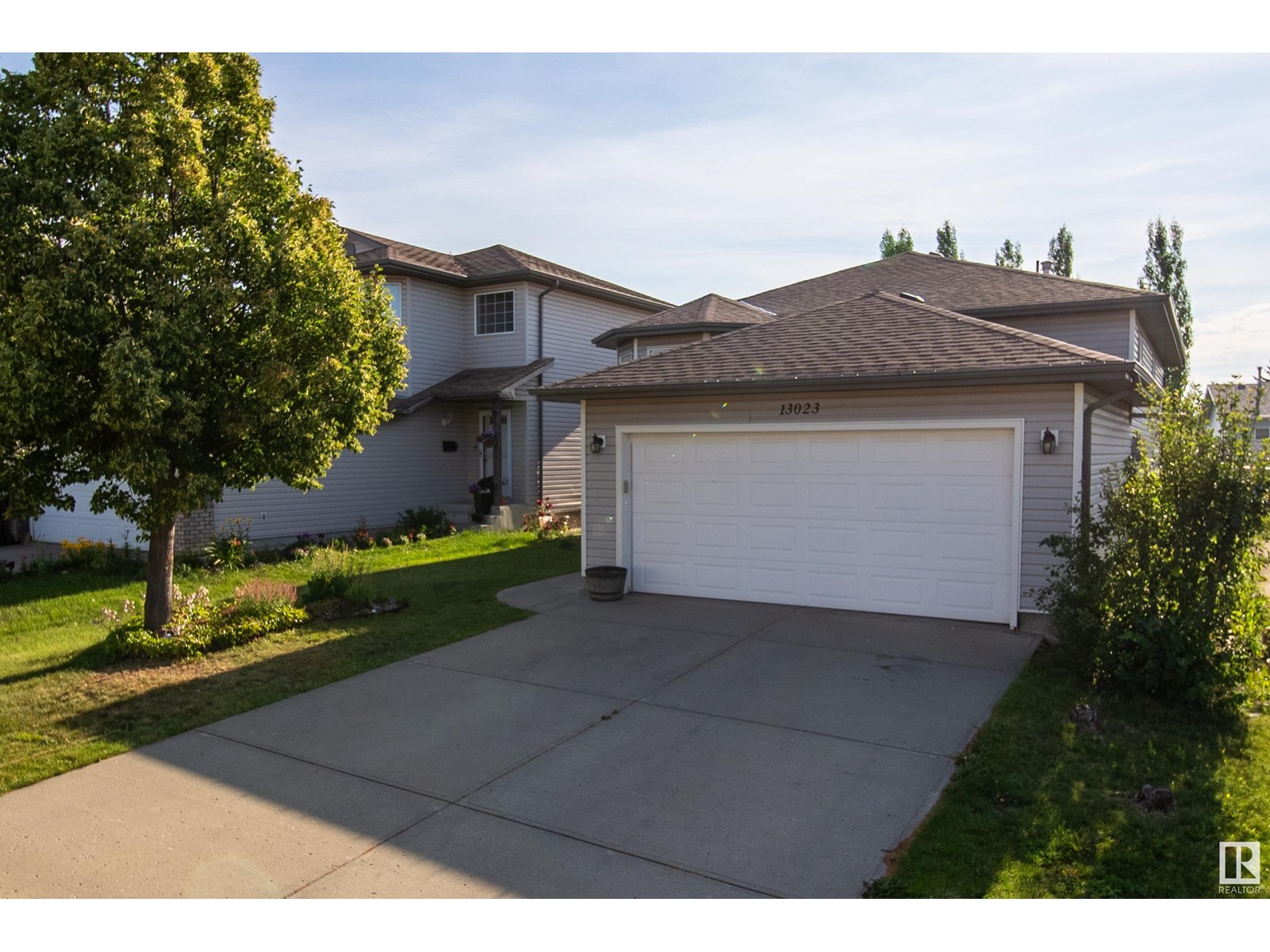 Photo 3 of 13023 35 St Nw Nw, Edmonton AB