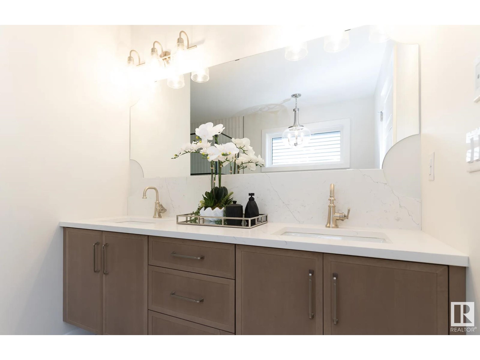 Photo 5 of 2504 158 St Sw, Edmonton AB