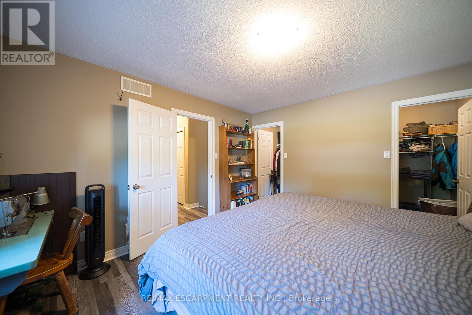 Photo 24 of 23 Park Road S, Brantford ON