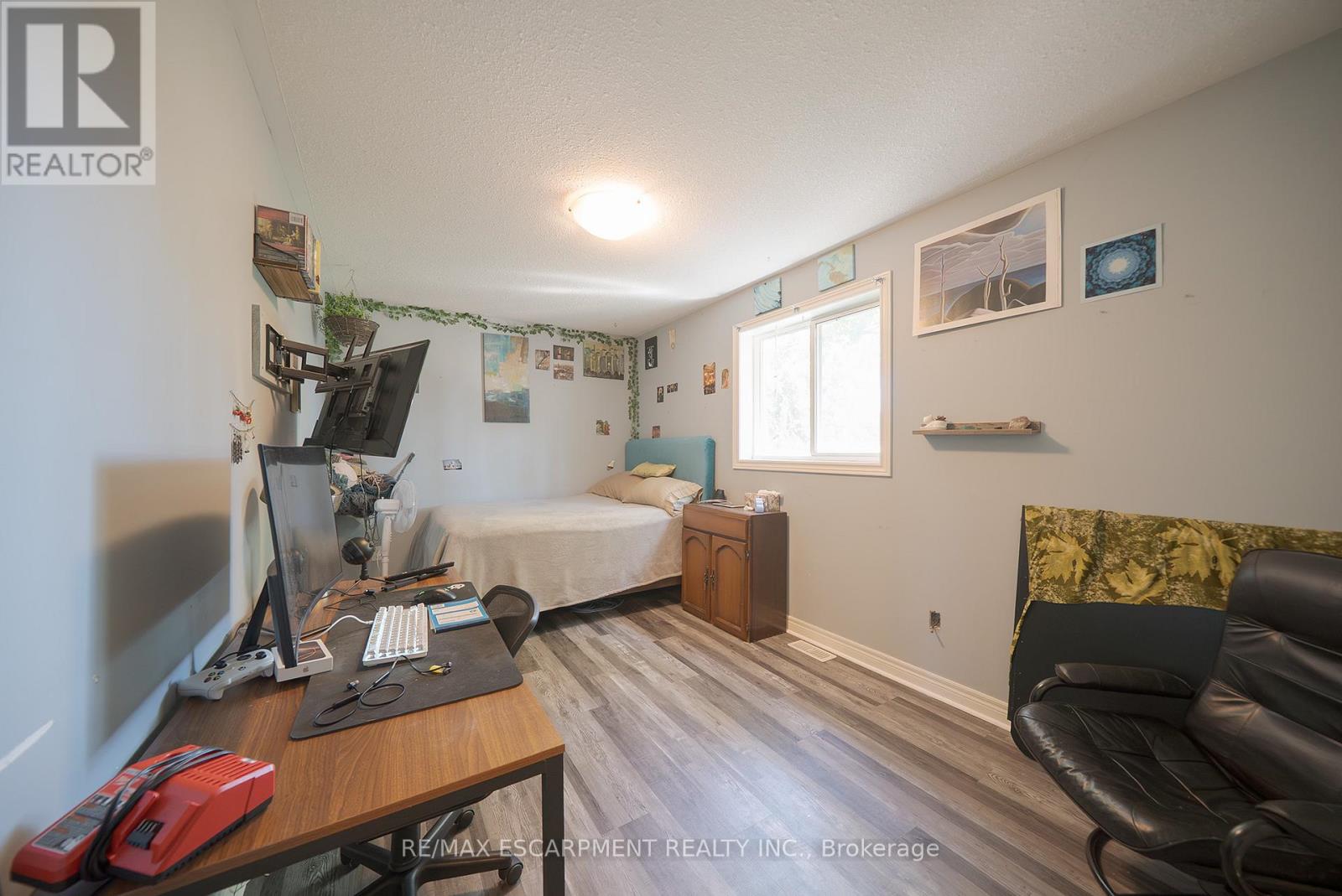 Photo 13 of 23 Park Road S, Brantford ON