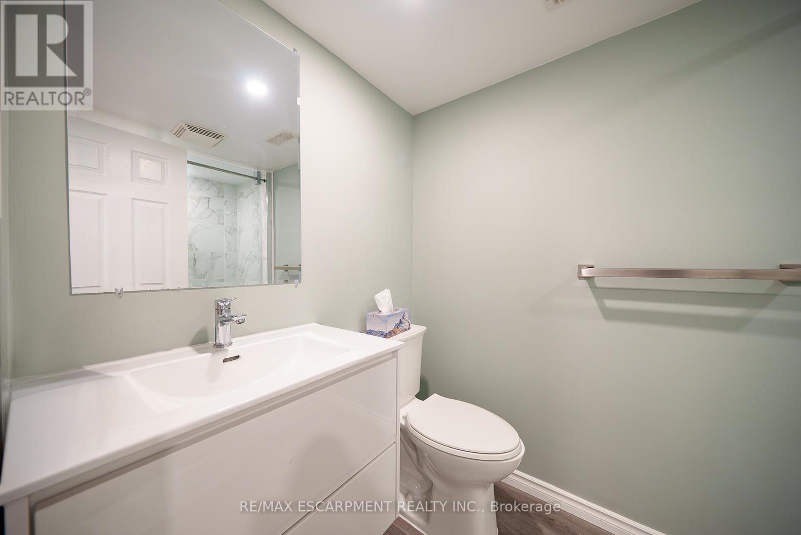 Photo 3 of 23 Park Road S, Brantford ON
