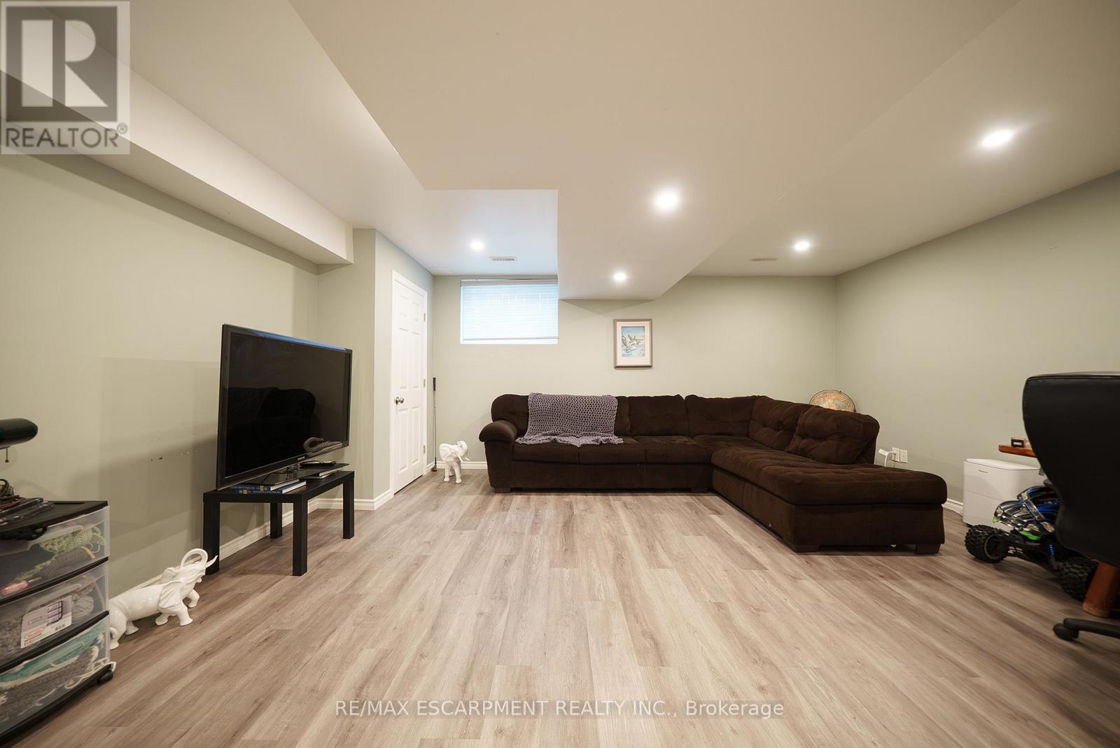 Photo 4 of 23 Park Road S, Brantford ON