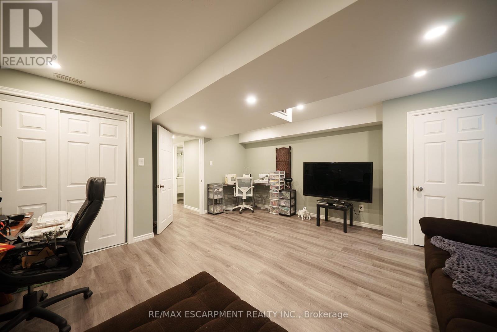 Photo 16 of 23 Park Road S, Brantford ON