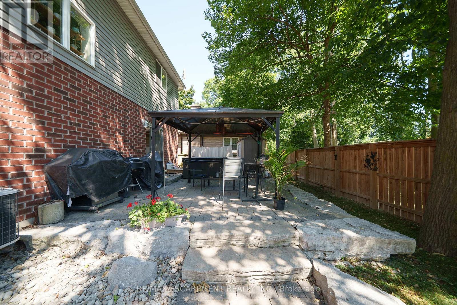 Photo 9 of 23 Park Road S, Brantford ON