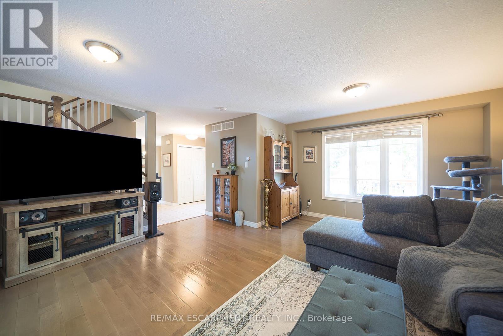 Photo 2 of 23 Park Road S, Brantford ON