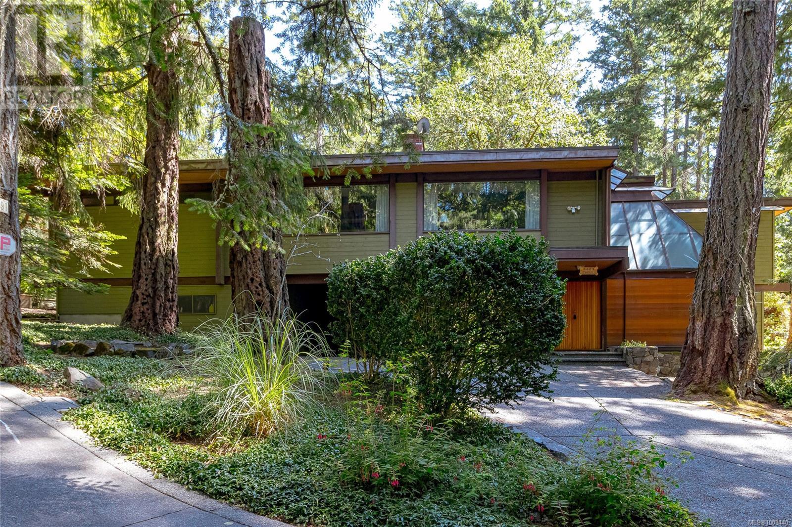 Photo 3 of 4487 Shadywood Pl, Saanich BC