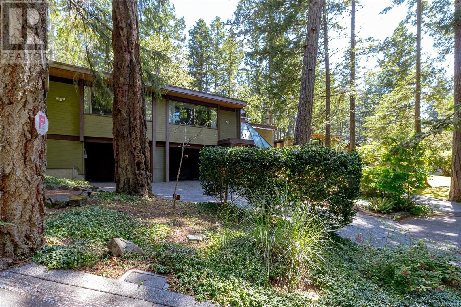 Photo 4 of 4487 Shadywood Pl, Saanich BC