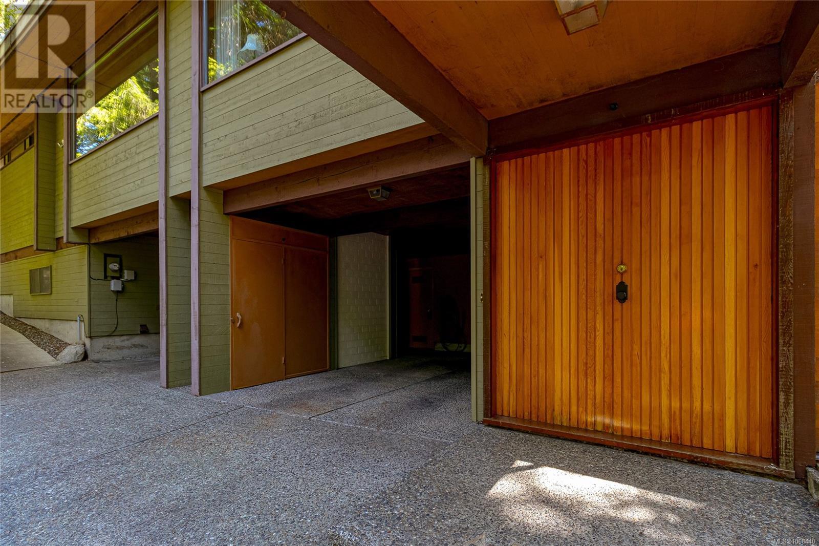 Photo 7 of 4487 Shadywood Pl, Saanich BC