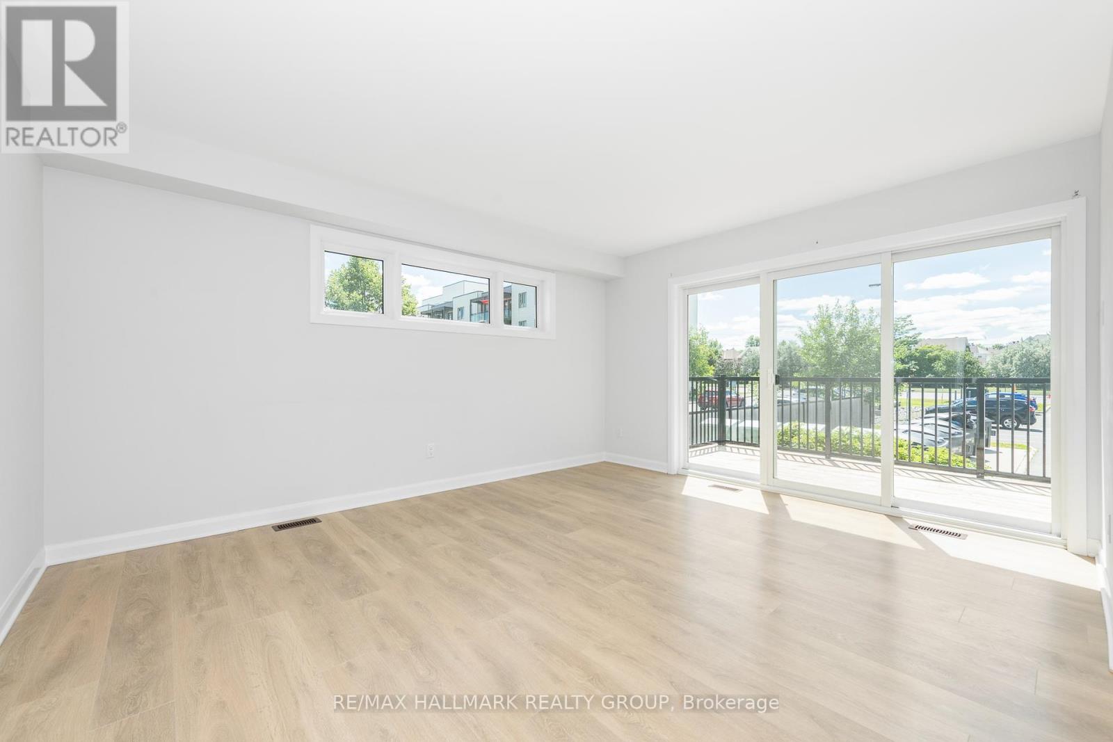 Photo 2 of 16 415 Eldorado Private, Ottawa ON