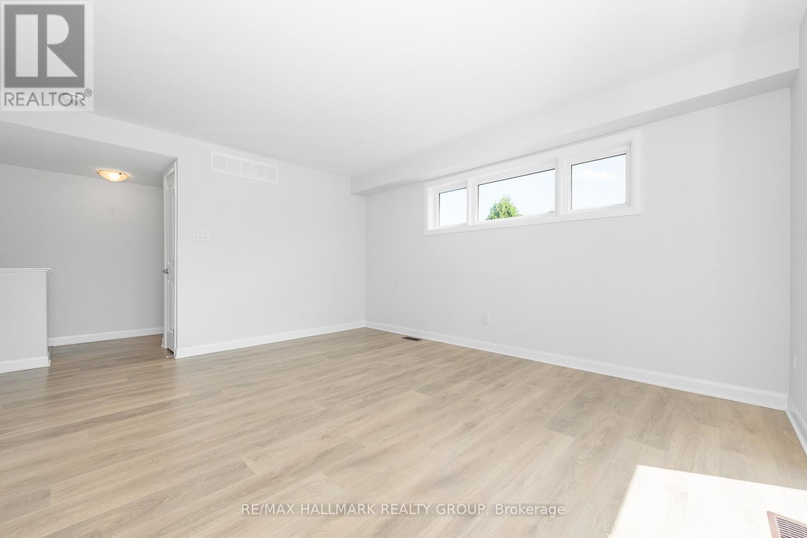 Photo 3 of 16 415 Eldorado Private, Ottawa ON