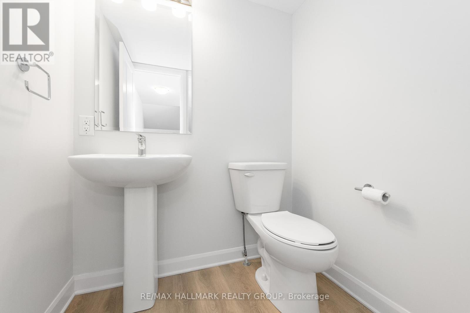 Photo 13 of 16 415 Eldorado Private, Ottawa ON