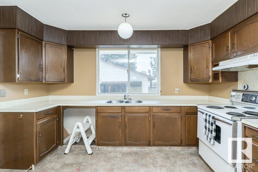 Photo 4 of 1036 Moyer Dr, Sherwood Park AB