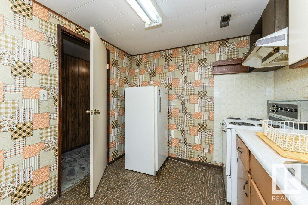 Photo 10 of 1036 Moyer Dr, Sherwood Park AB
