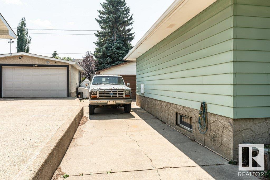 Photo 18 of 1036 Moyer Dr, Sherwood Park AB