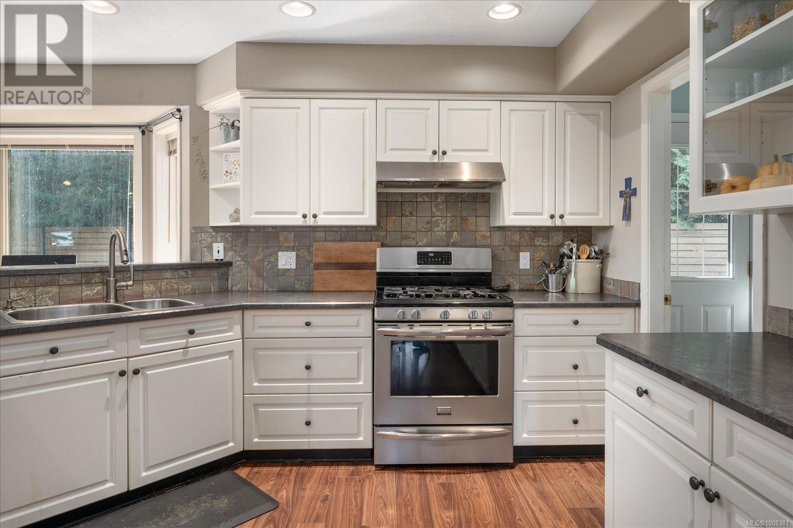 Photo 15 of 749 Redwood Dr, Qualicum Beach BC
