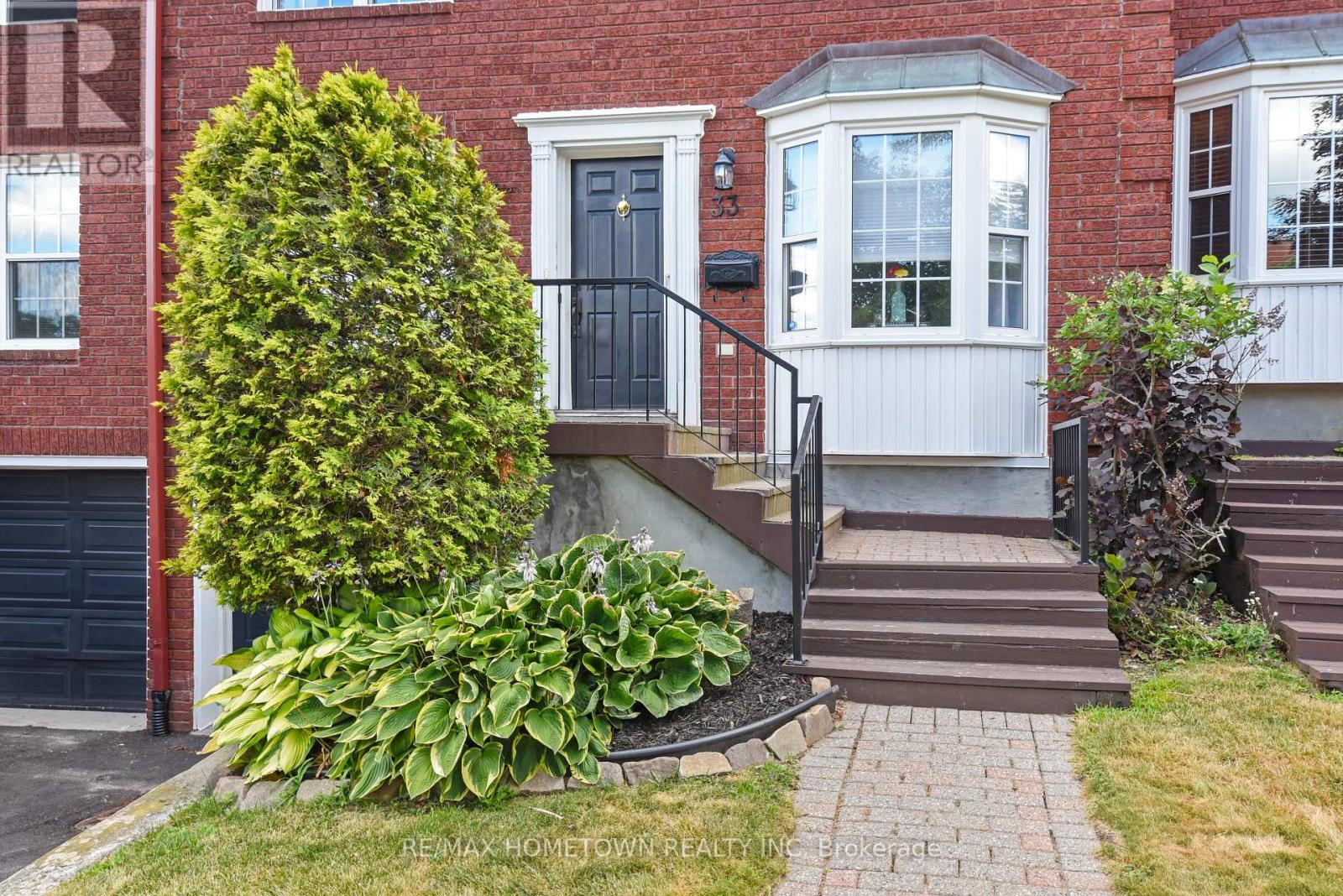 Photo 2 of 33 Country Club Place, Brockville ON
