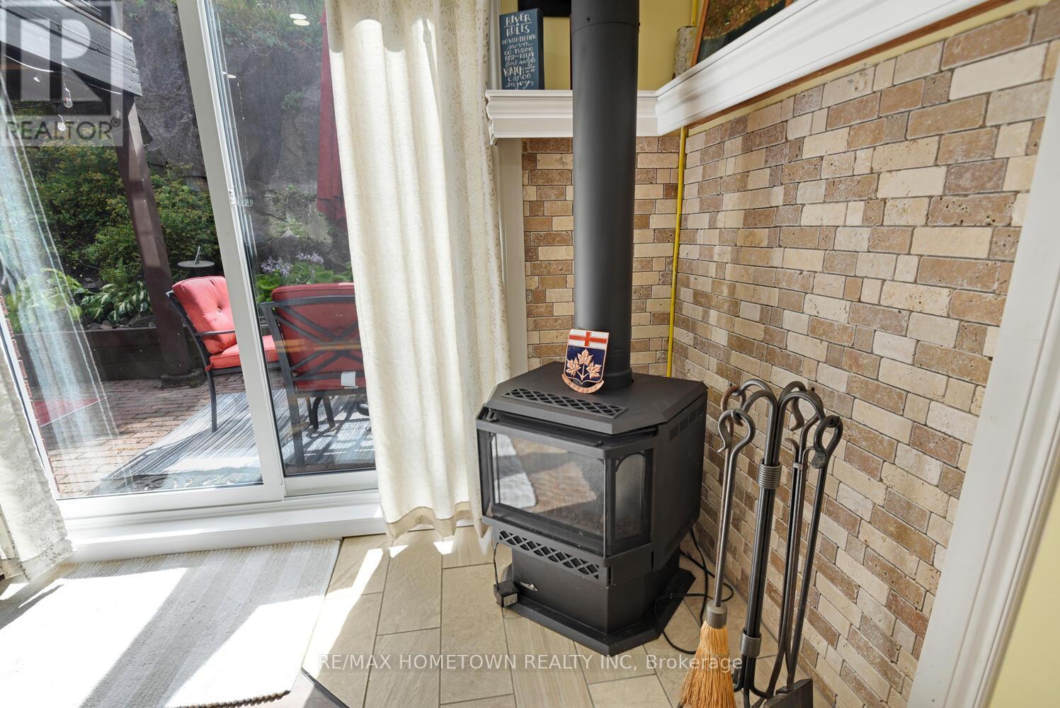 Photo 34 of 33 Country Club Place, Brockville ON