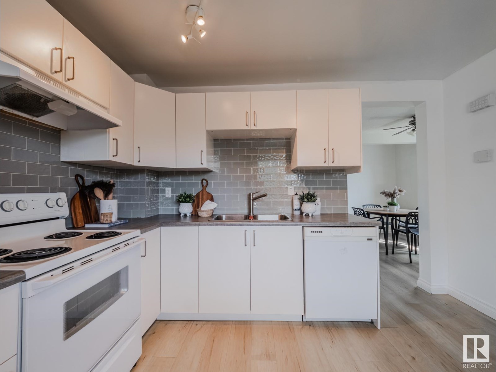 Photo 21 of 38 18010 98 Av Nw, Edmonton AB