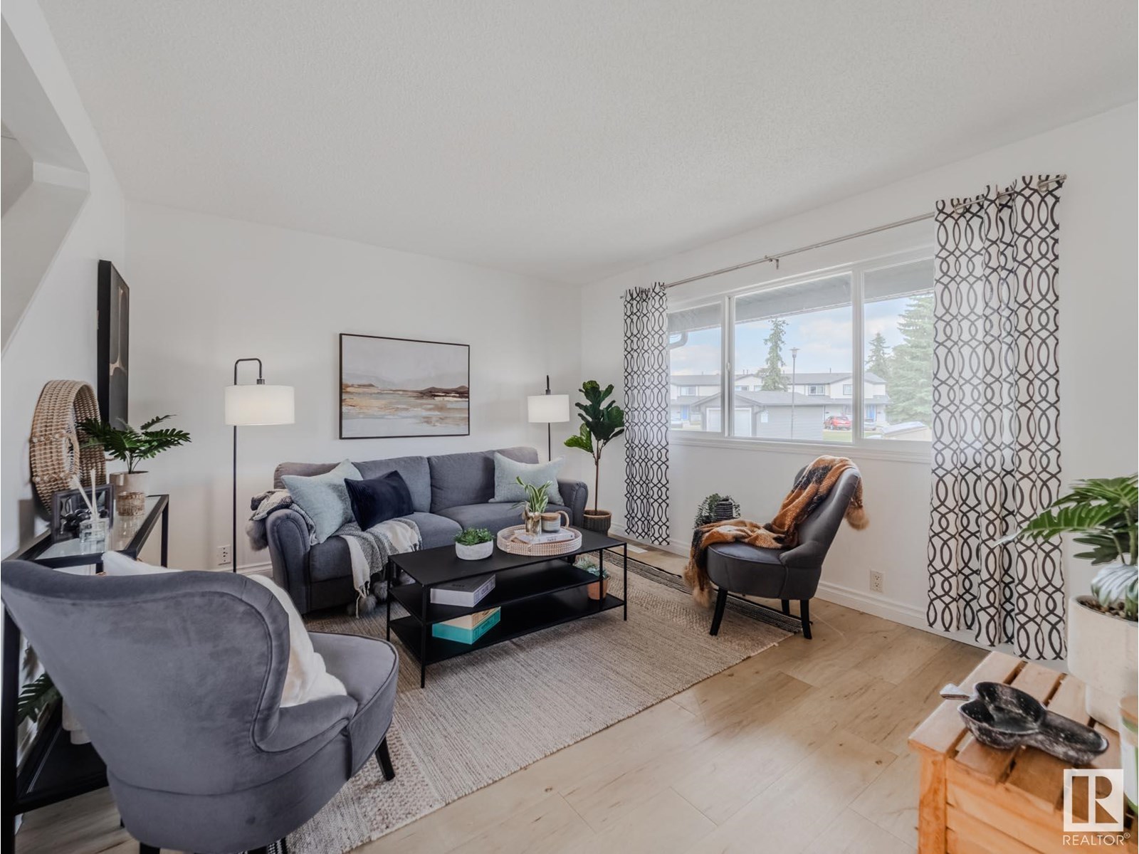 Photo 9 of 38 18010 98 Av Nw, Edmonton AB