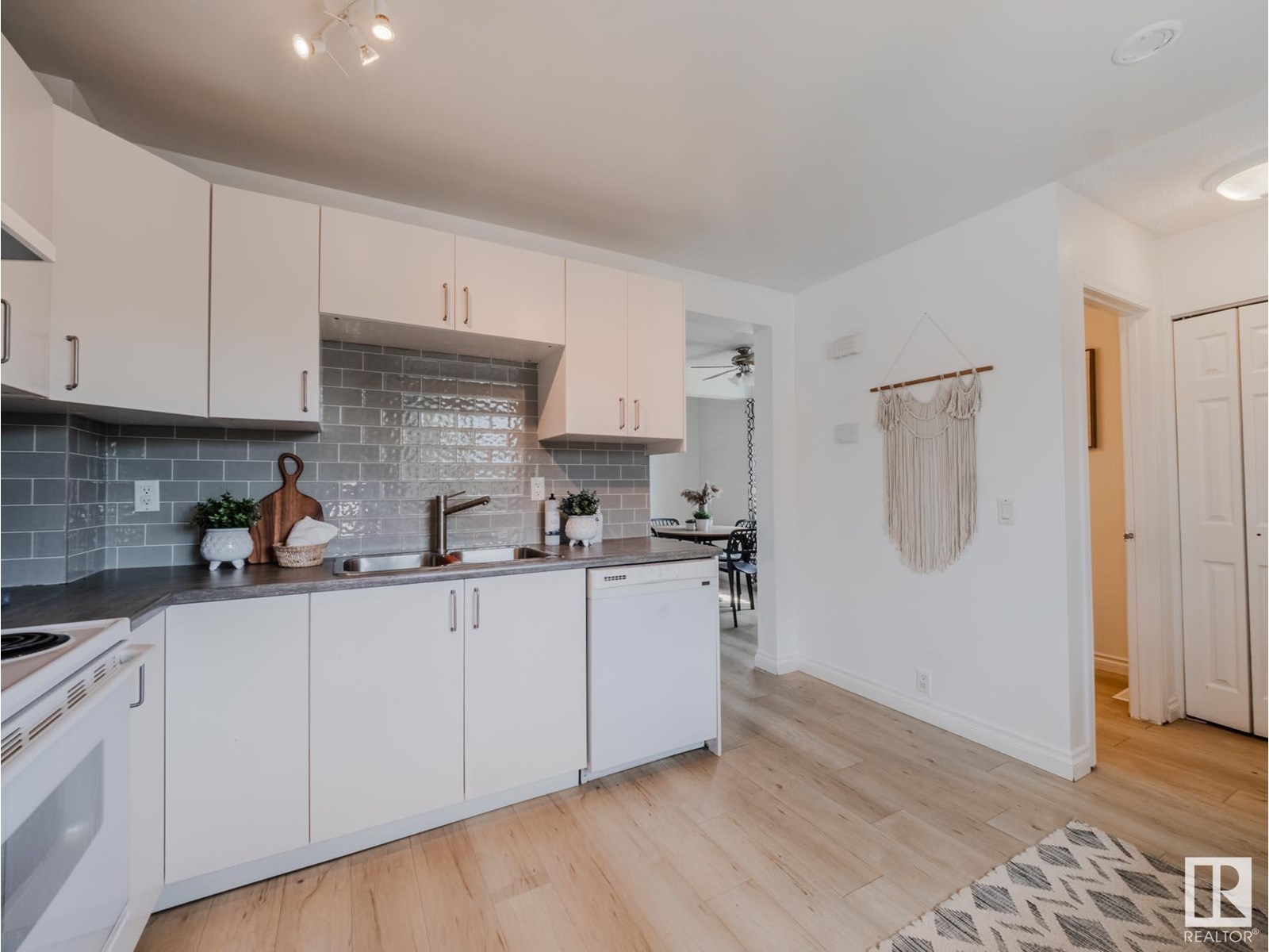 Photo 22 of 38 18010 98 Av Nw, Edmonton AB