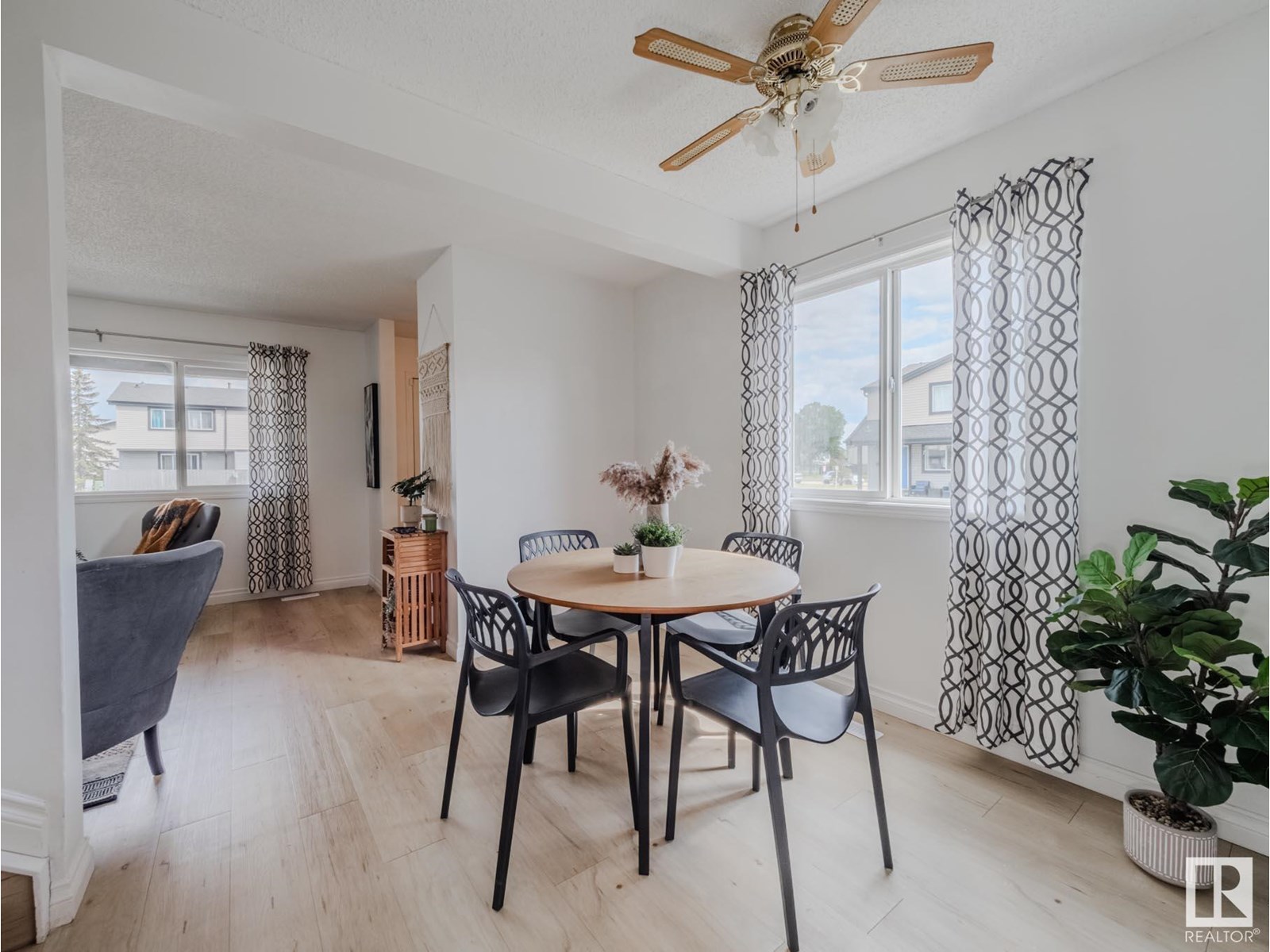 Photo 17 of 38 18010 98 Av Nw, Edmonton AB