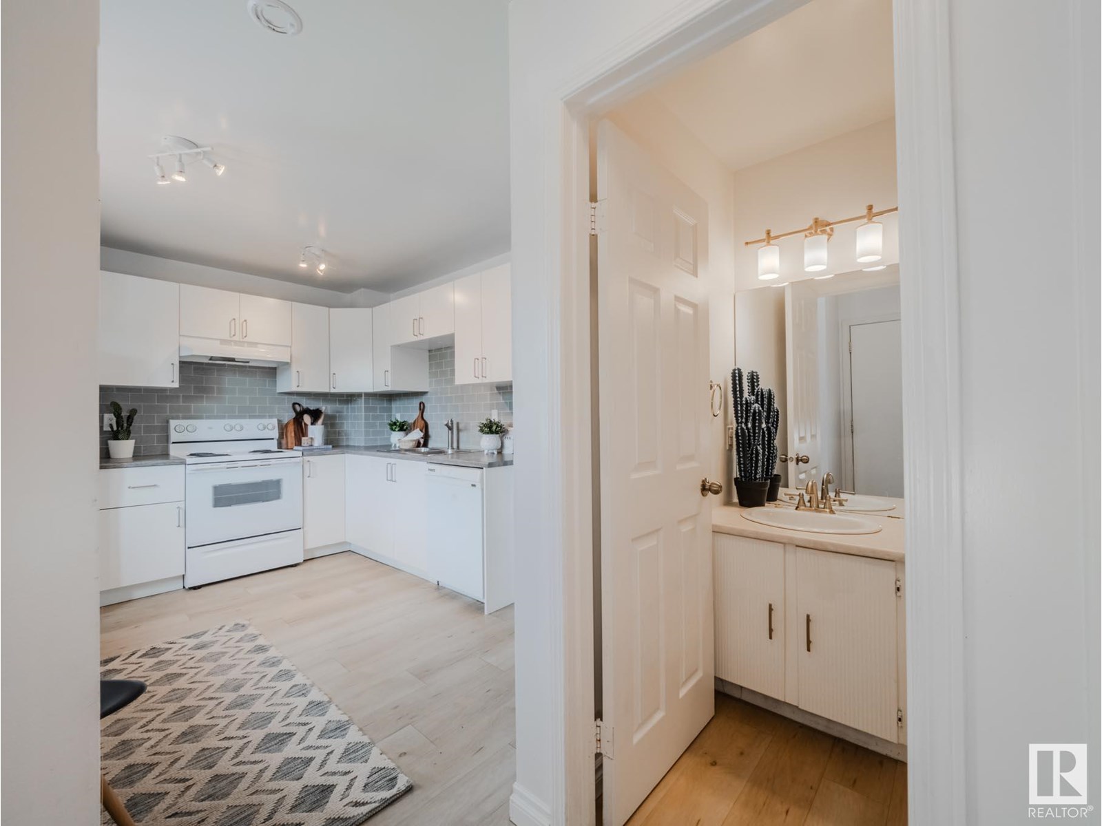 Photo 27 of 38 18010 98 Av Nw, Edmonton AB