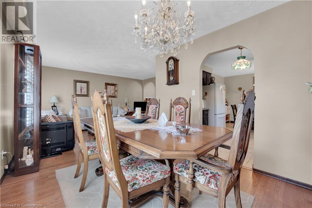 Photo 4 of 18 Villa Court, Hamilton ON
