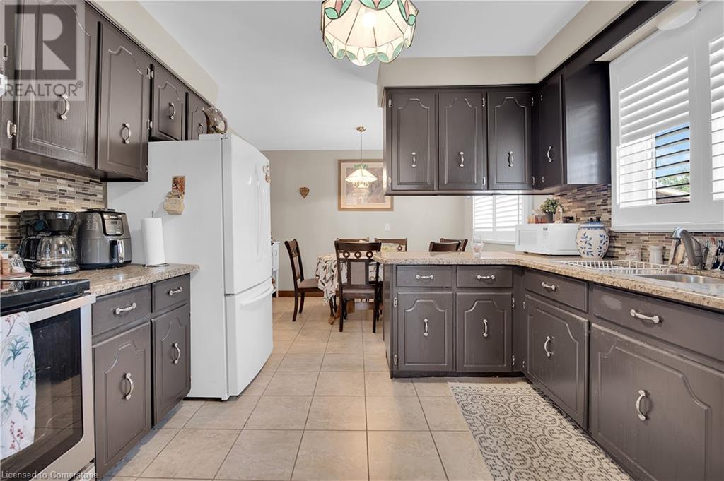 Photo 9 of 18 Villa Court, Hamilton ON