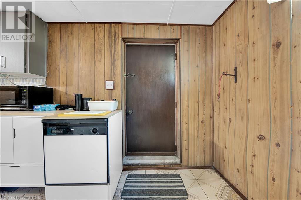 Photo 2 of 18 Villa Court, Hamilton ON