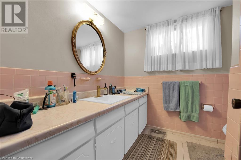 Photo 14 of 18 Villa Court, Hamilton ON