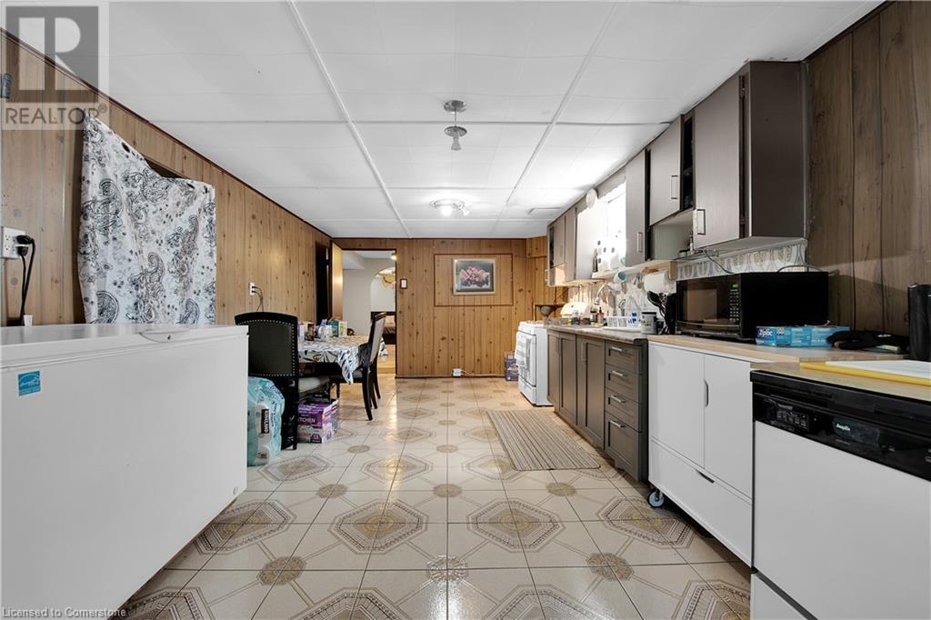 Photo 11 of 18 Villa Court, Hamilton ON