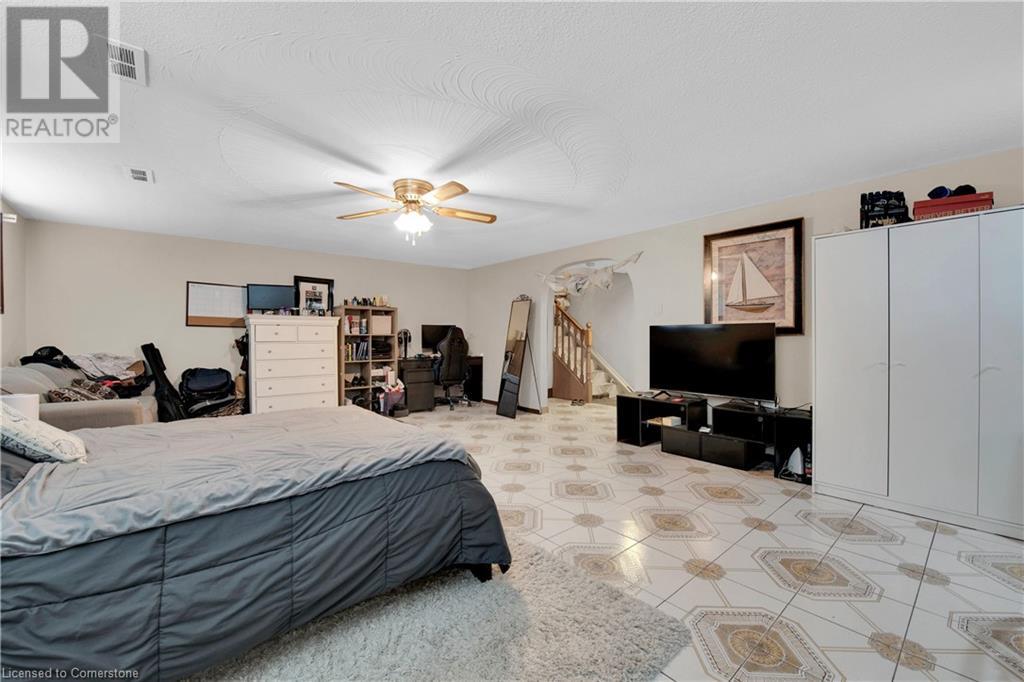 Photo 13 of 18 Villa Court, Hamilton ON