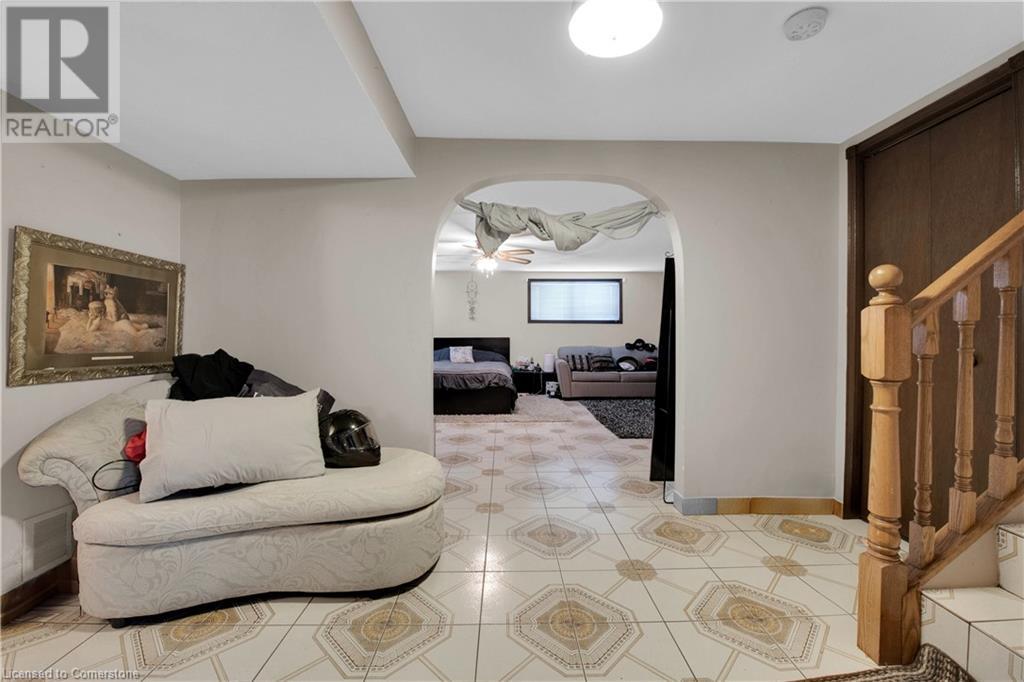 Photo 22 of 18 Villa Court, Hamilton ON